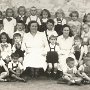 Etelka néni (at idősebb óvónő) a óvódásaival Kaposváron 1957 körül
