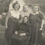 Etelka néni jobb oldalon,előtte az édesanyja ül,mellette judit,őmellette az egyik lánytestvére.Veresegyháza 1960