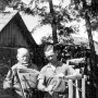 Patyi Farkas László köszörüli a kaszát /51 éves/. Nézi Sass József önkéntes gy?jt? paraszt ember.